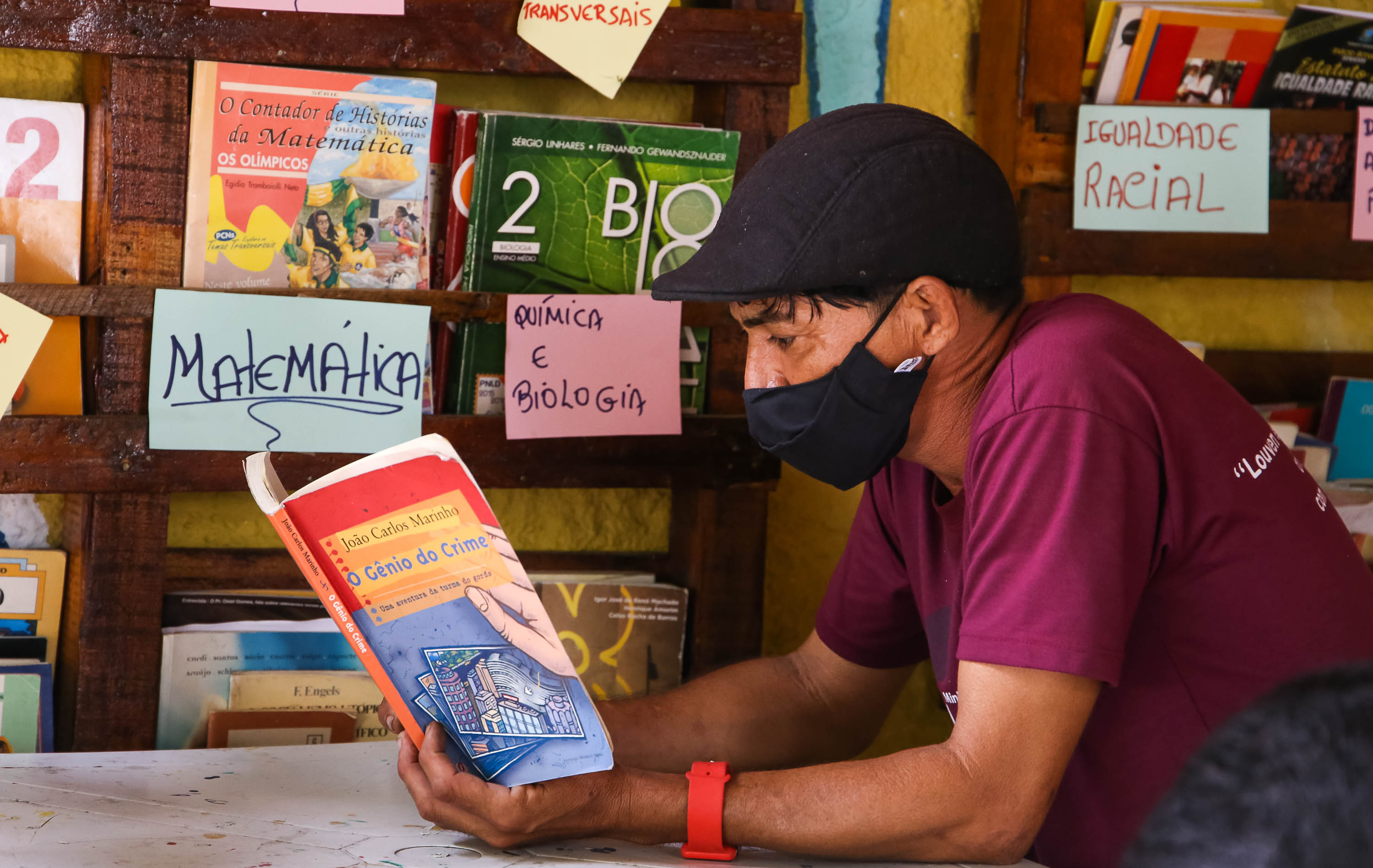 homem lendo um livro